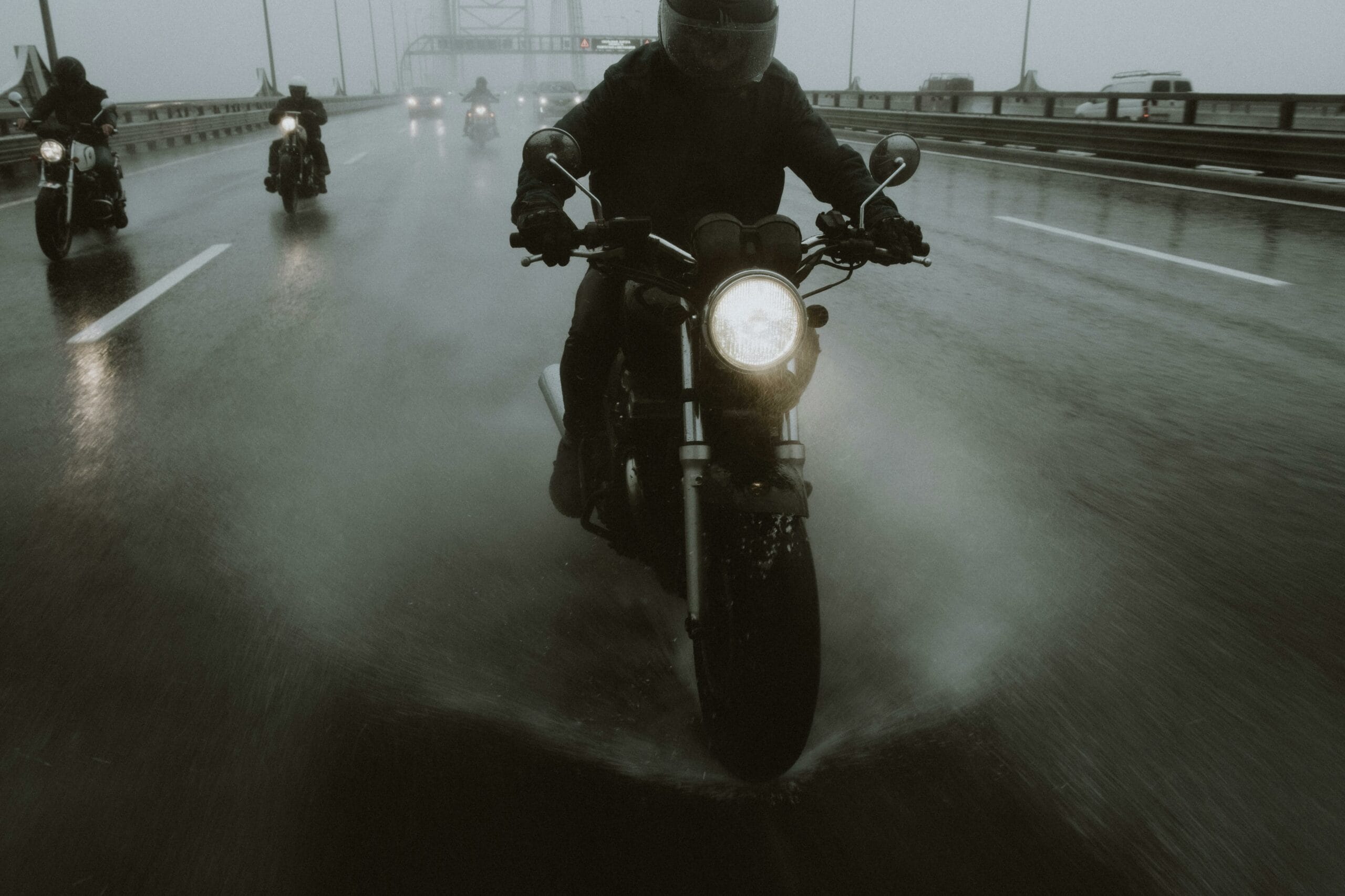 o que passar na viseira do capacete para chuva scaled