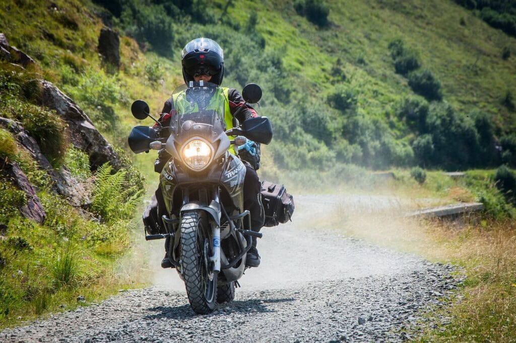 benefícios de usar capacete ao andar de moto
