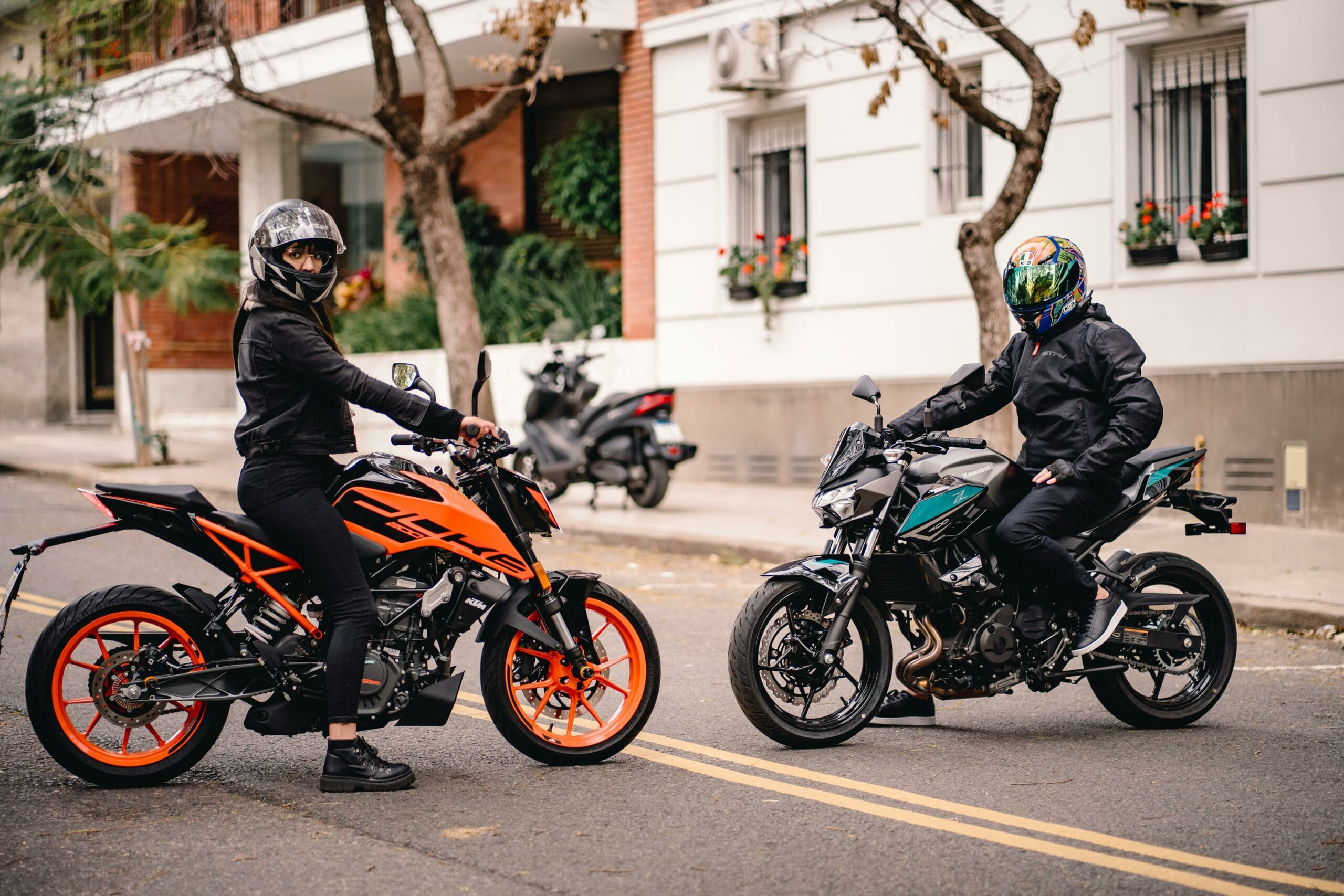 capacete de moto e a escolha da cor